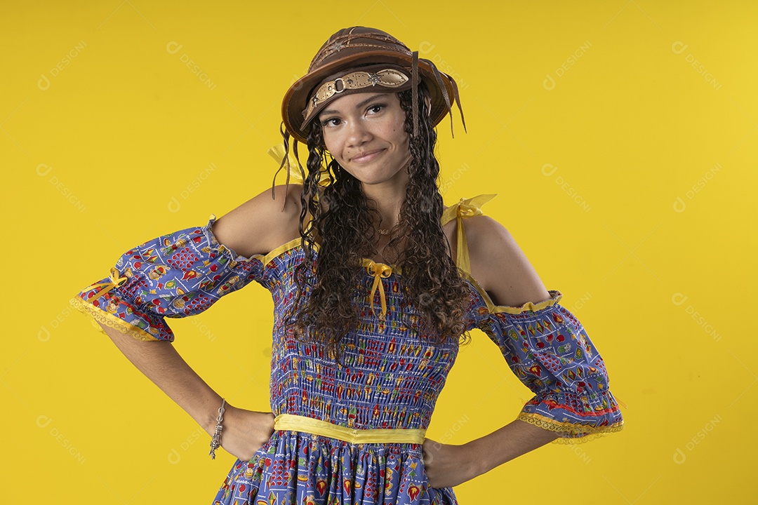 Jovem vestindo fantasia de festa junina com chapéu de couro e sorrindo