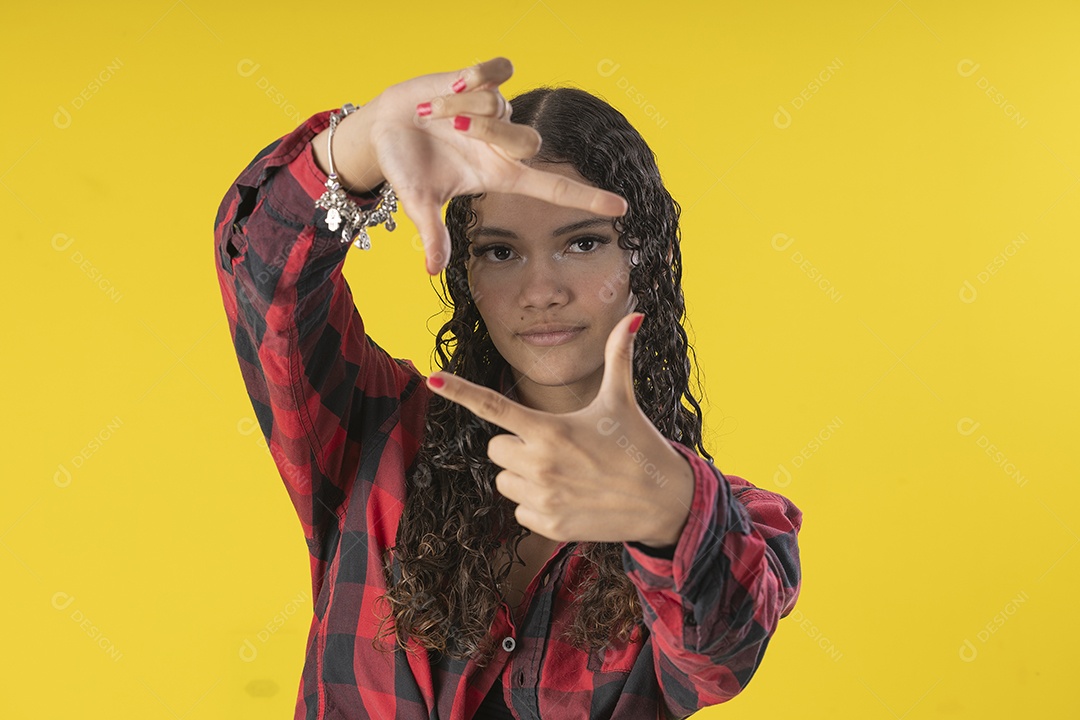 Mulher adulta de 20 anos em traje típico de festa junina dando close