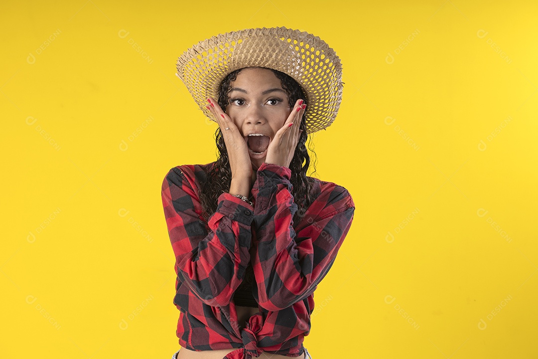 Mulher adulta de 20 anos em traje e chapéu típico de festa junina com gesto de surpresa