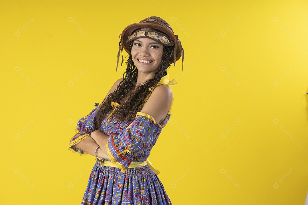 Jovem vestindo fantasia de festa junina com chapéu de couro e sorrindo