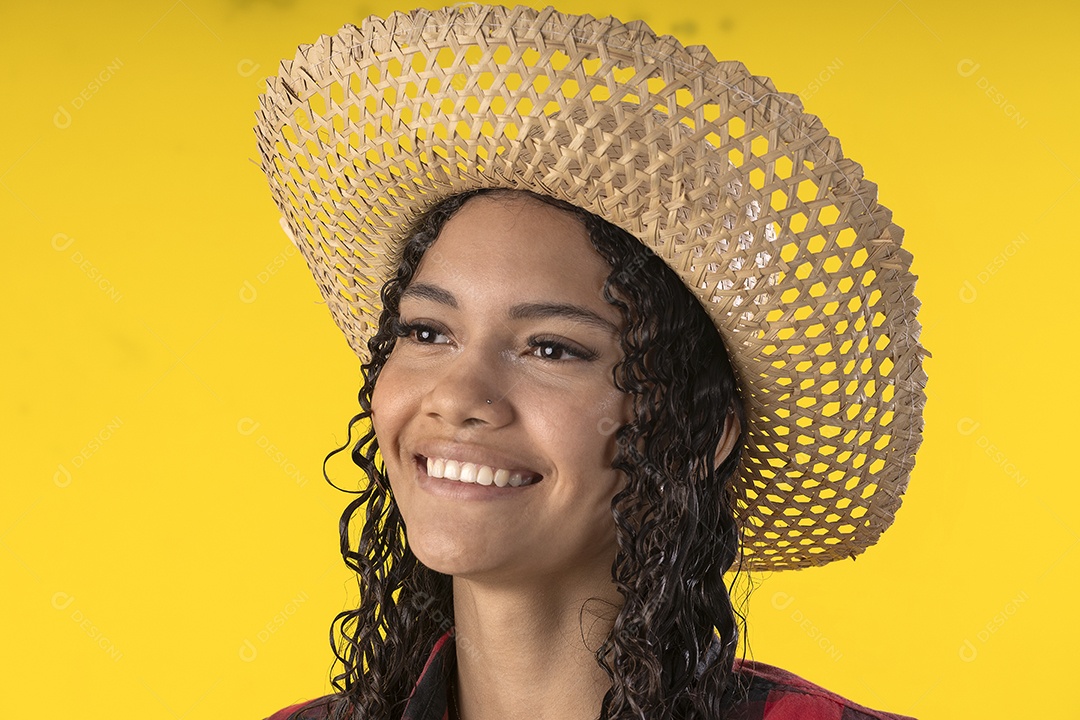 Jovem usando chapéu de couro típico de festa junina e sorrindo