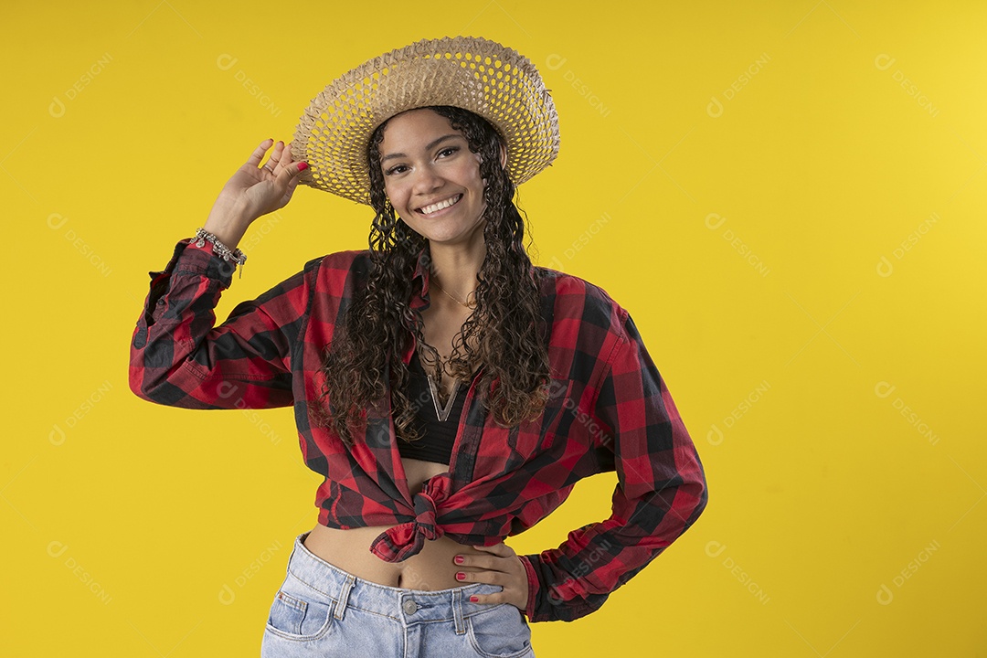 Mulher adulta de 20 anos em traje e chapéu típico de festa junina
