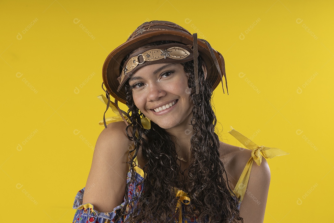 Jovem vestindo fantasia de festa junina com chapéu de couro e sorrindo