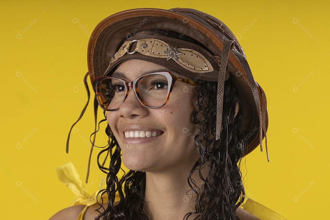 Jovem sorrindo usando chapéu de couro típico de festa junina