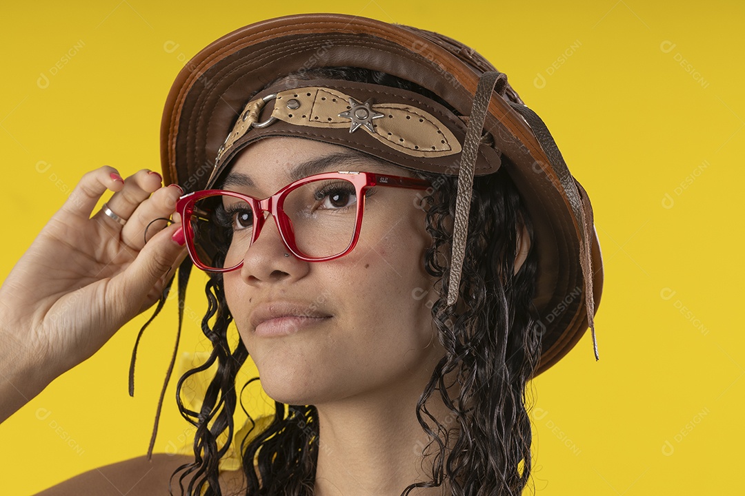 Jovem seria usando chapéu de couro típico de festa junina