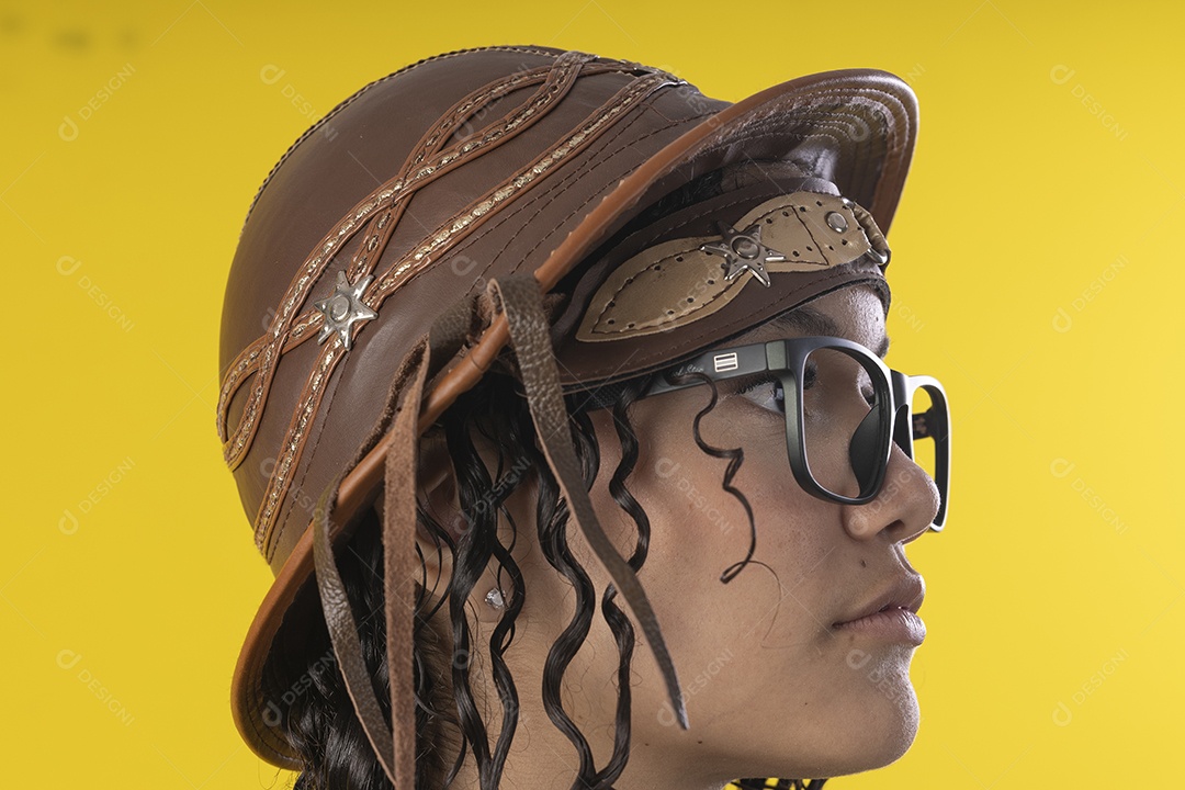 Jovem seria usando chapéu de couro típico de festa junina