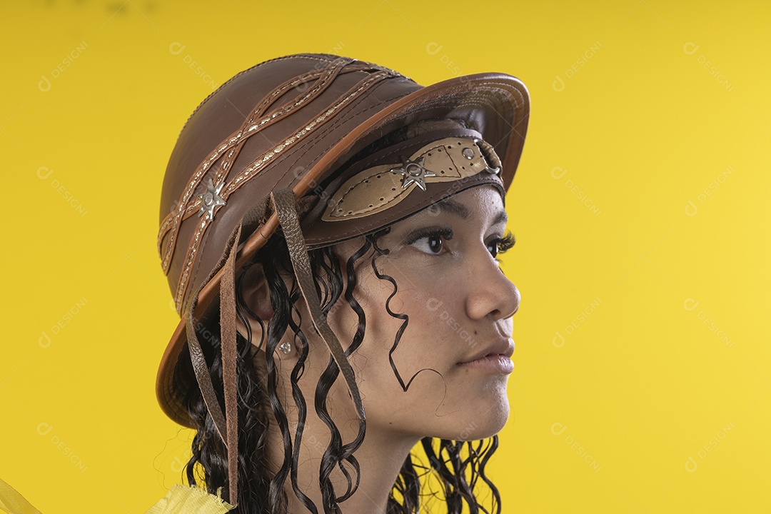 Jovem seria usando chapéu de couro típico de festa junina