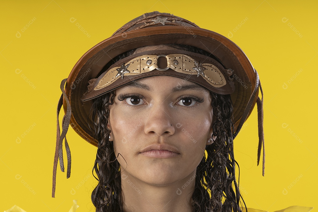 Jovem seria usando chapéu de couro típico de festa junina