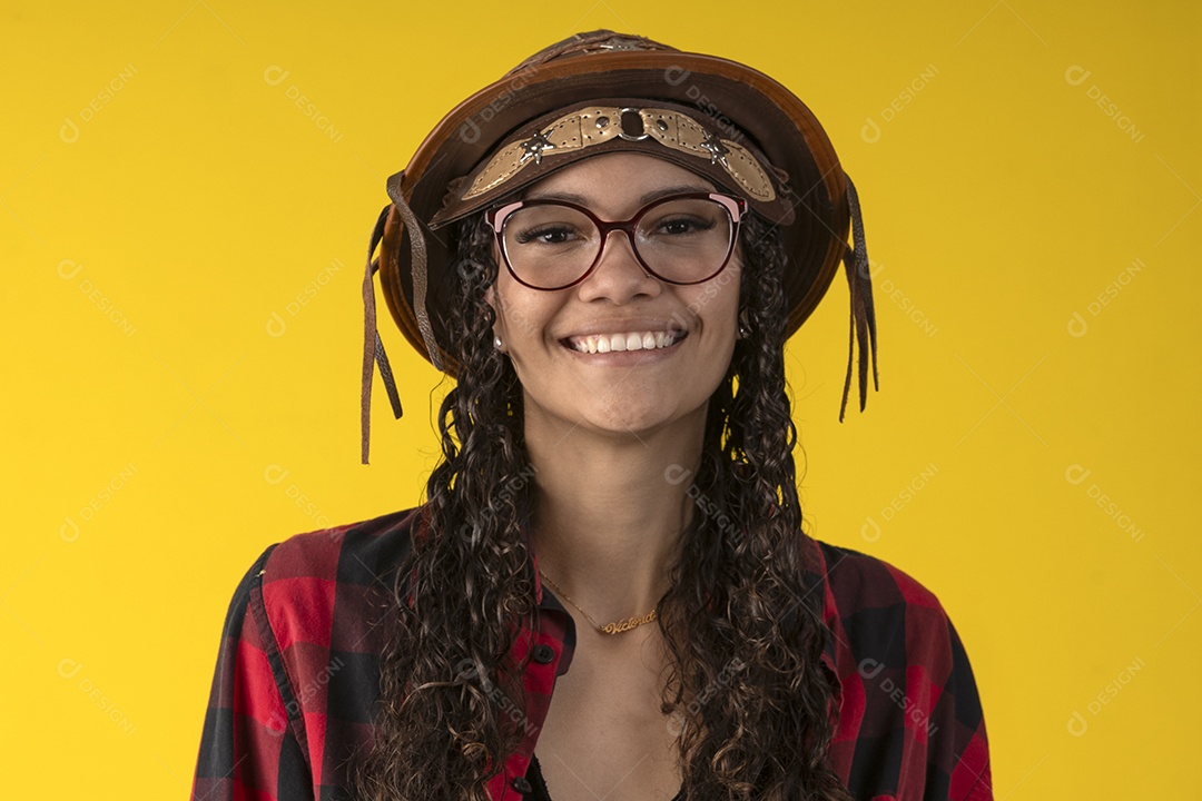 Mulher adulta de 20 anos em traje e chapéu típico de festa junina sorrindo