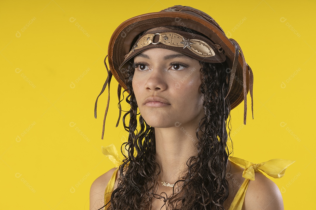 Jovem seria usando chapéu de couro típico de festa junina