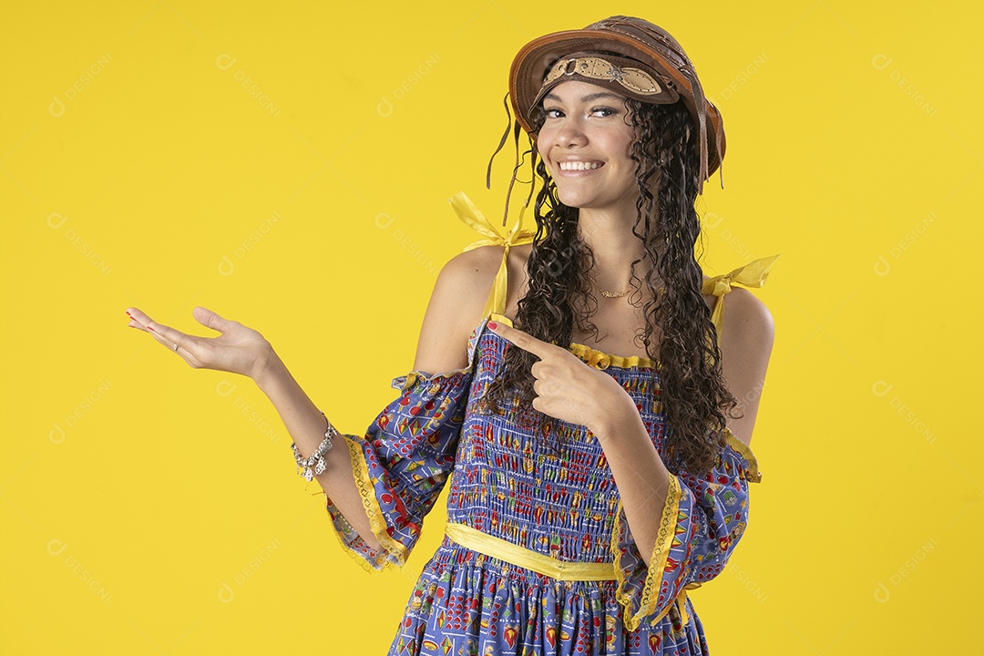 Jovem vestindo fantasia de festa junina com chapéu de couro e sorrindo