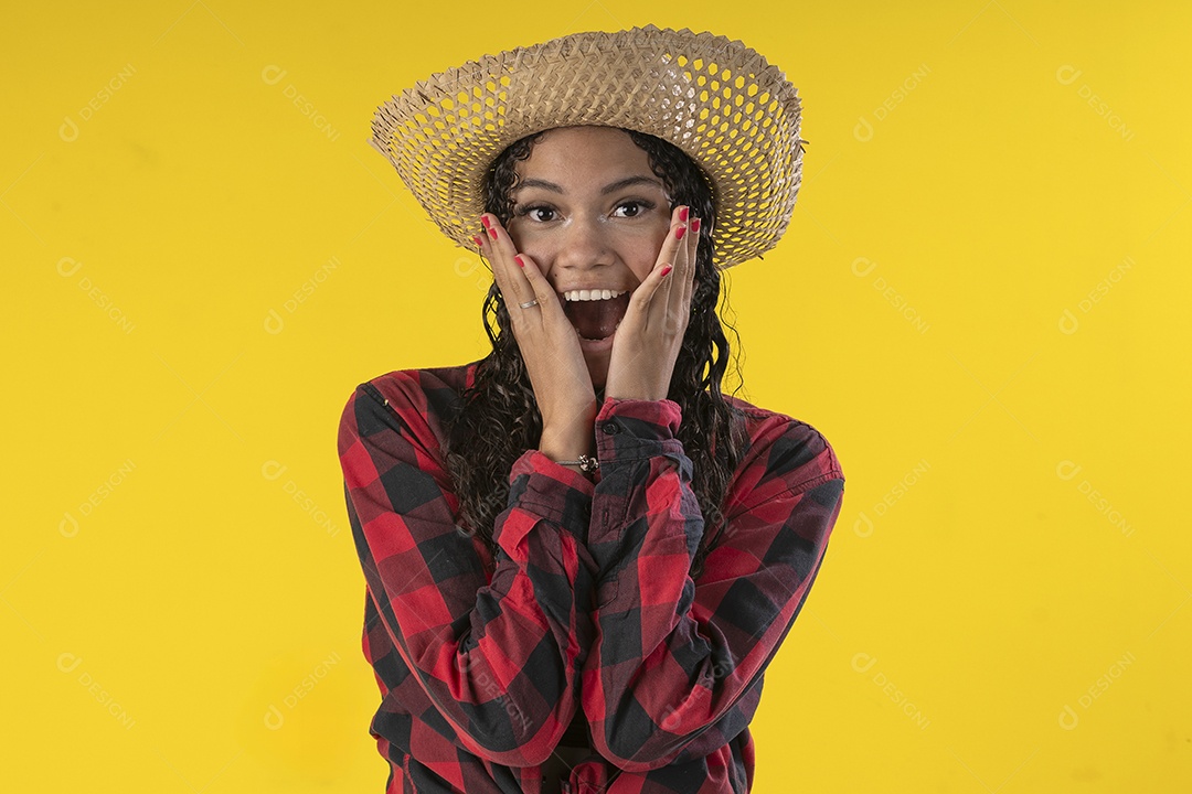 Mulher adulta de 20 anos em traje e chapéu típico de festa junina com gesto de surpresa