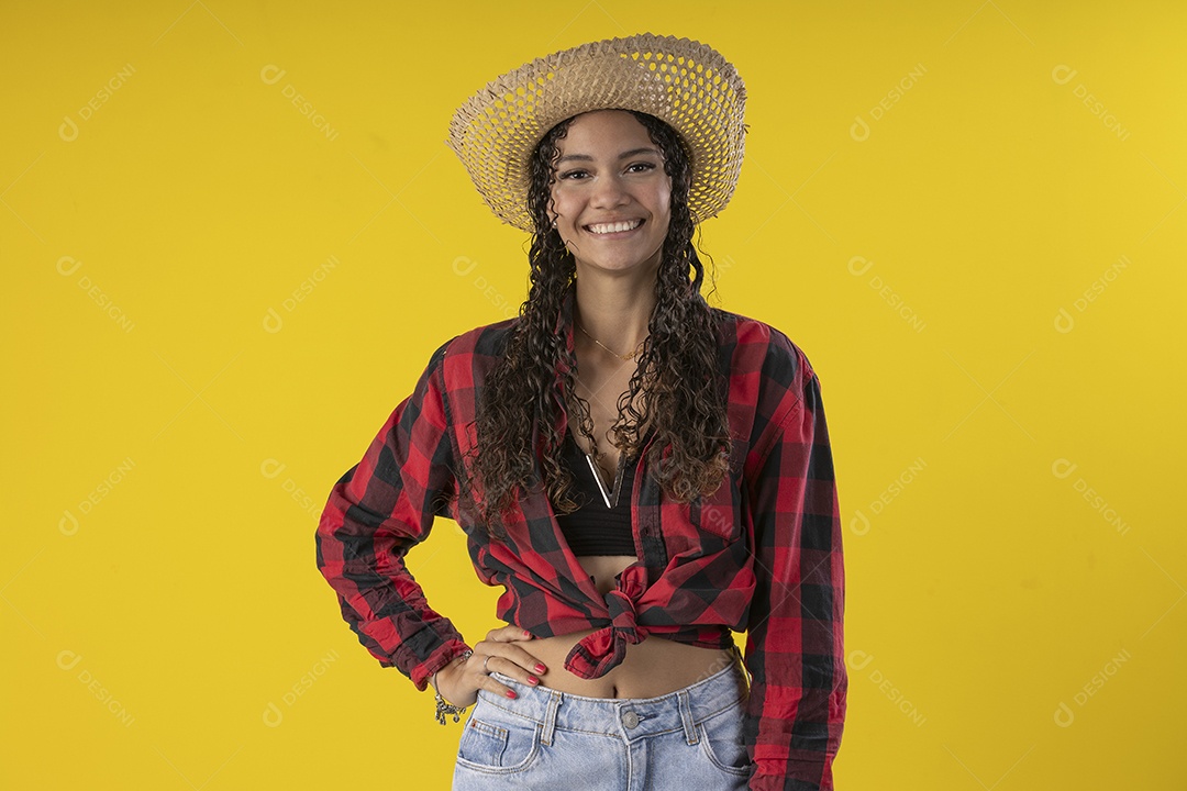 Mulher adulta de 20 anos em traje e chapéu típico de festa junina brasileira