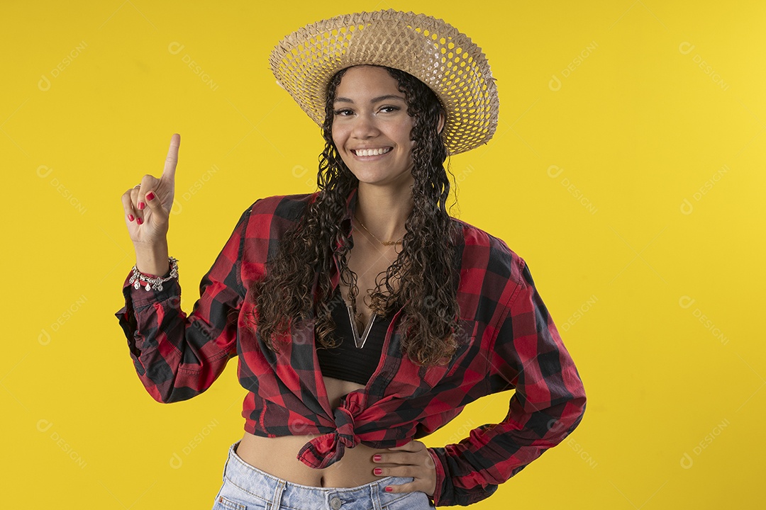 Mulher adulta de 20 anos em traje e chapéu típico de festa junina brasileira