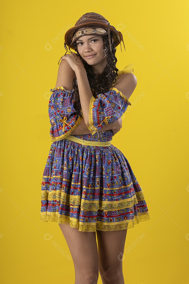 Jovem vestindo fantasia de festa junina com chapéu de couro