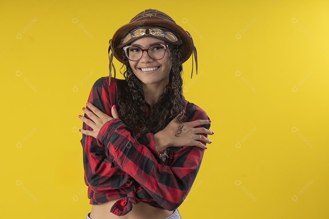 Mulher adulta de 20 anos em traje e chapéu típico de festa junina brasileira