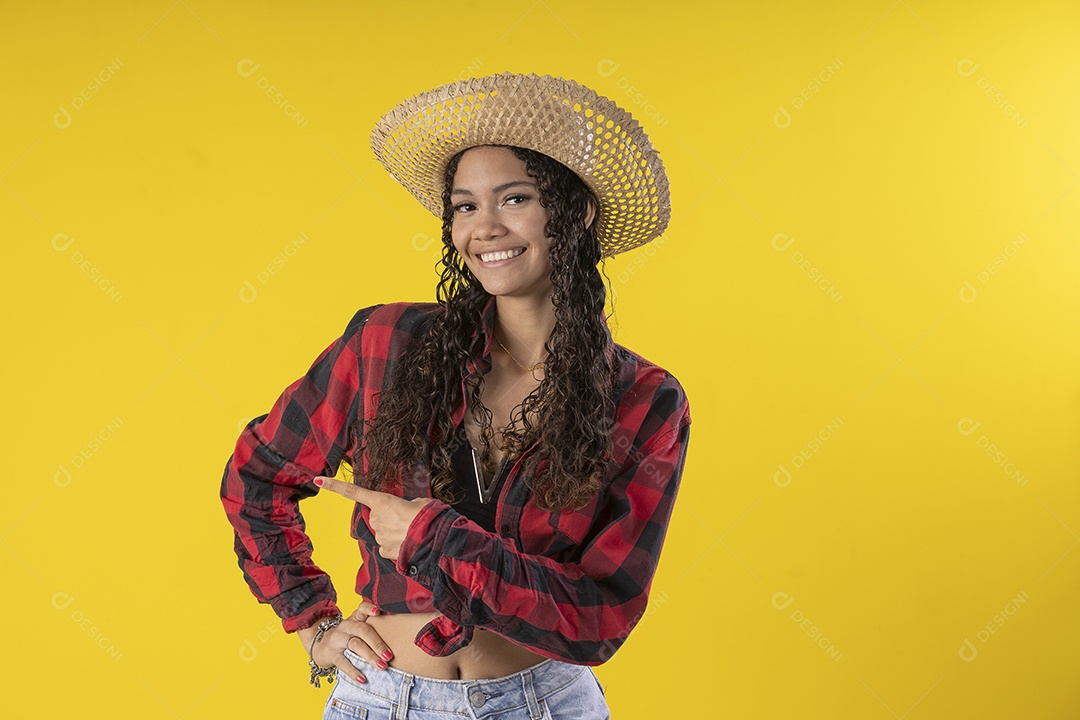 Mulher adulta de 20 anos em traje e chapéu típico de festa junina brasileira