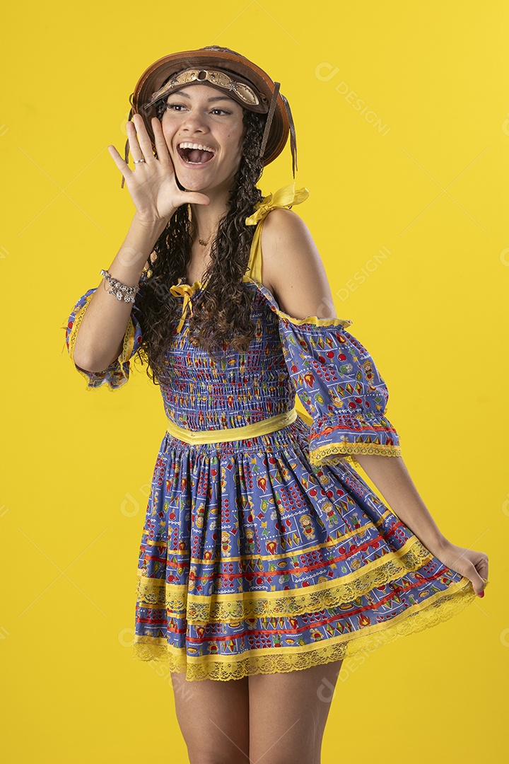Jovem vestindo fantasia de festa junina com chapéu de couro