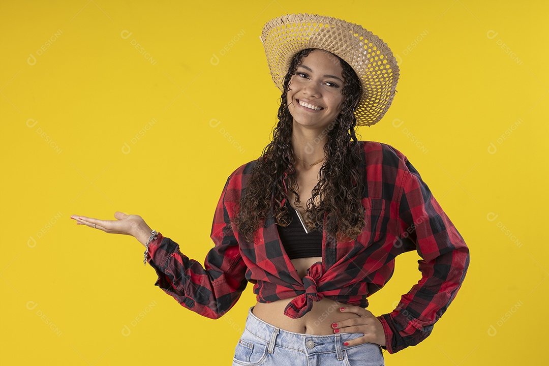 Mulher adulta de 20 anos em traje e chapéu típico de festa junina brasileira