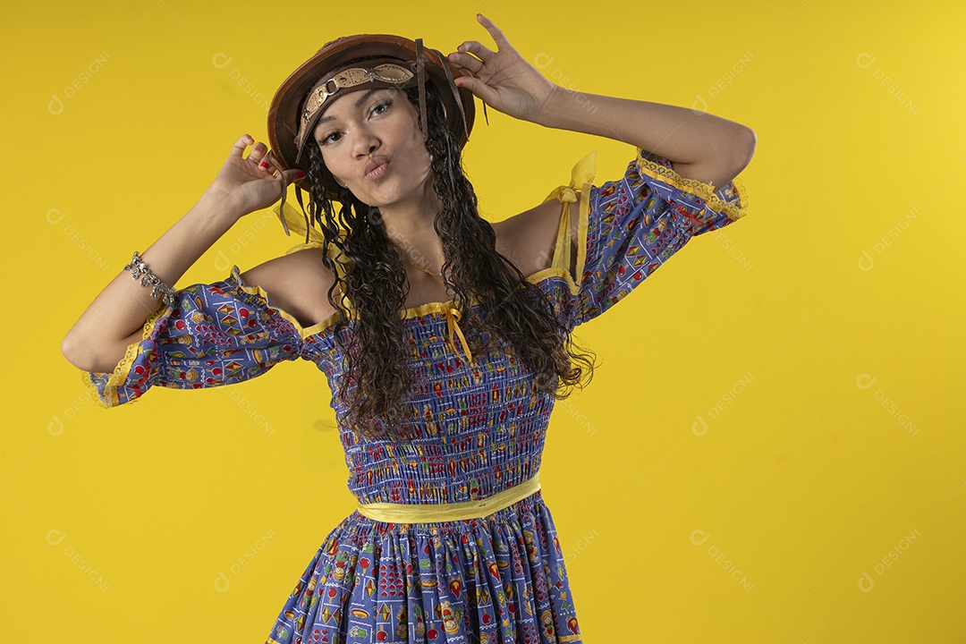 Jovem vestindo fantasia de festa junina