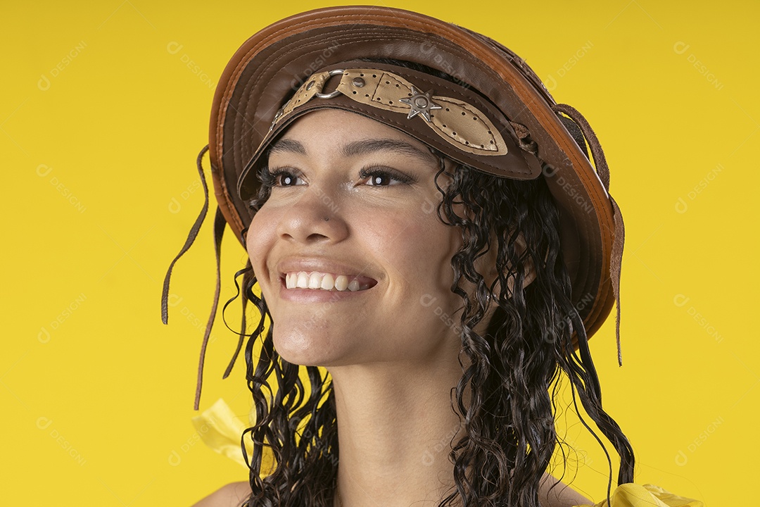 Jovem sorrindo com chapéu de couro acessório junino