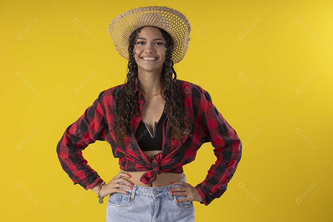Mulher adulta de 20 anos em traje e chapéu típico de festa junina brasileira