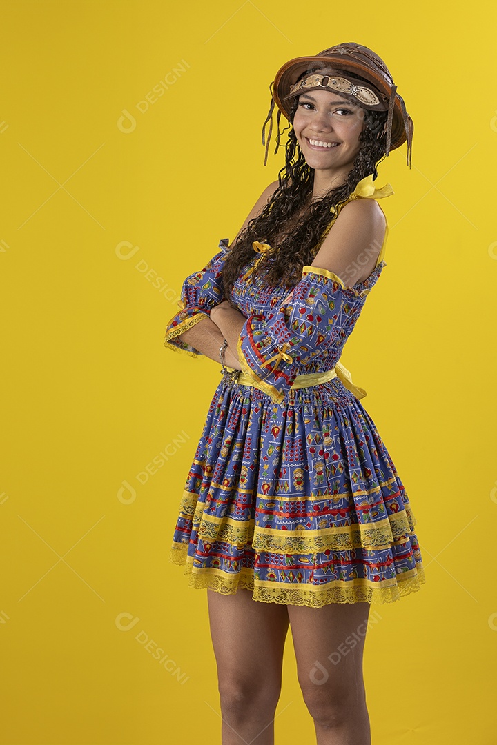 Jovem vestindo fantasia de festa junina com chapéu de couro