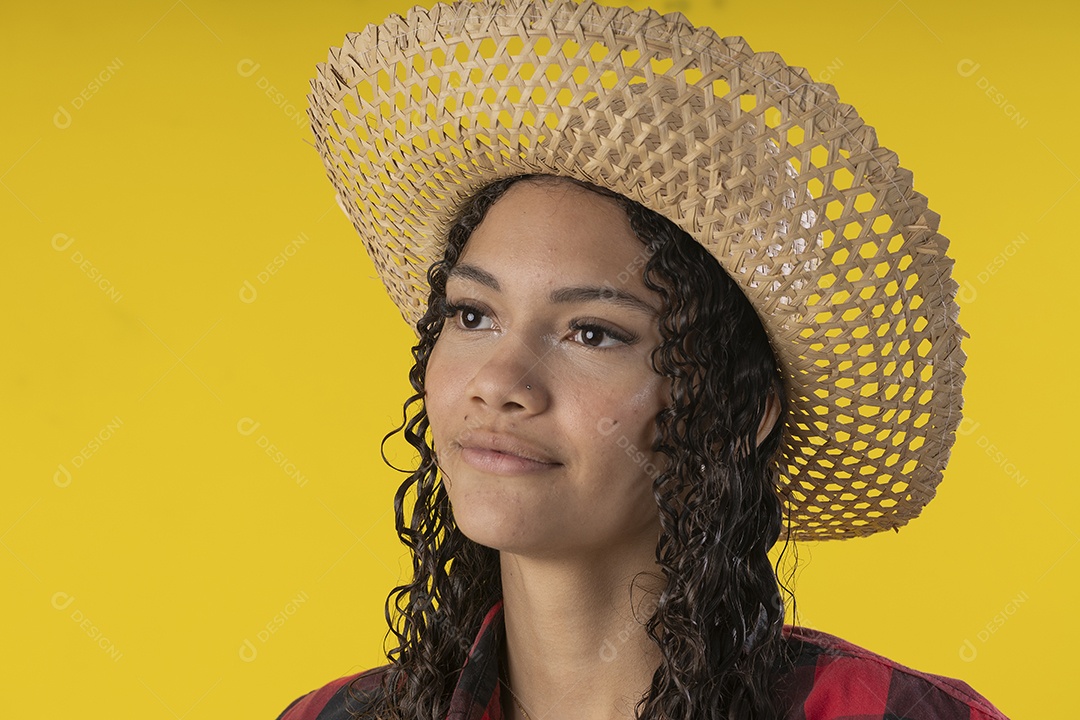 Mulher adulta de 20 anos em traje típico de festa junina brasileira