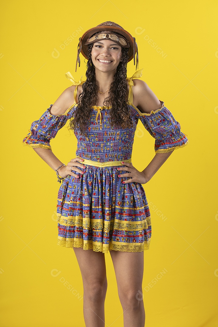 Jovem vestindo fantasia de festa junina com chapéu de couro