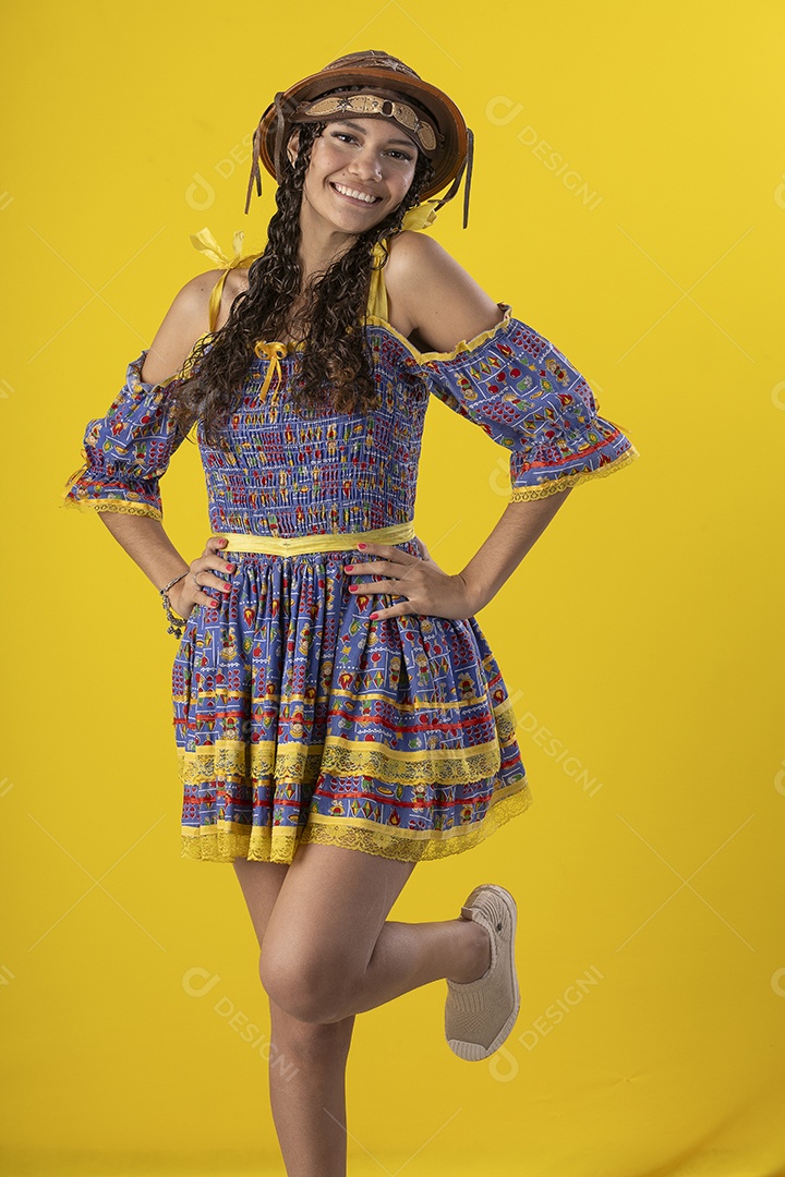 Jovem vestindo fantasia de festa junina com chapéu de couro