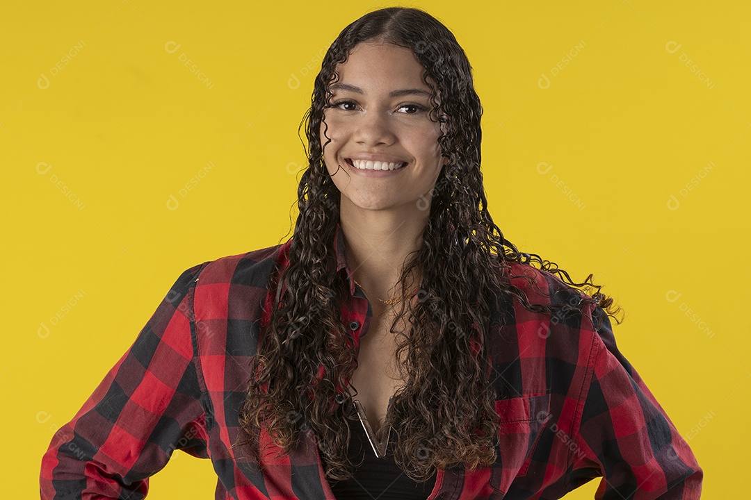 Mulher adulta de 20 anos em traje típico de festa junina brasileira