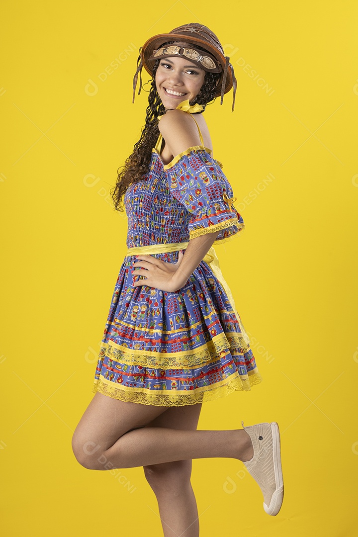 Jovem vestindo fantasia de festa junina