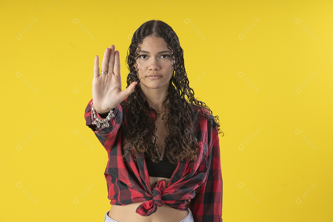 Mulher adulta de 20 anos em traje típico de festa junina brasileira