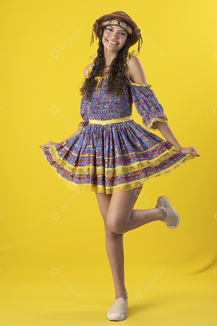 Jovem vestindo fantasia de festa junina