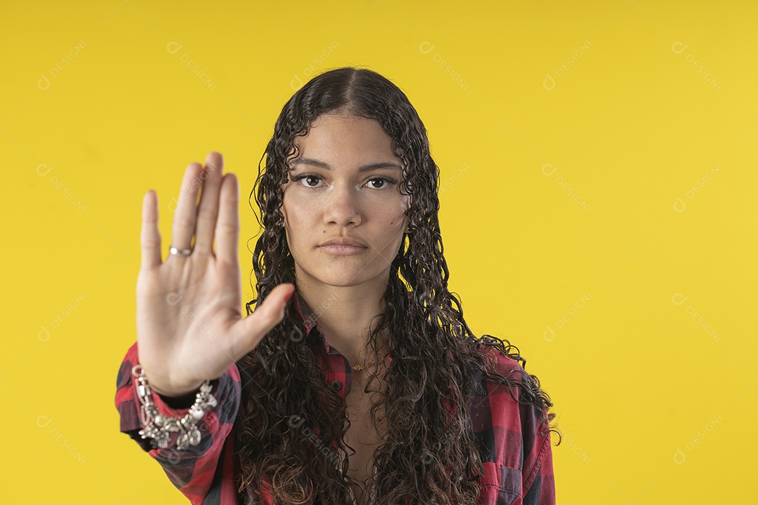 Mulher adulta de 20 anos em traje típico de festa junina