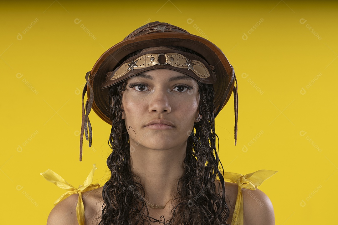 Jovem vestindo fantasia de festa junina com chapéu de couro e sorrindo