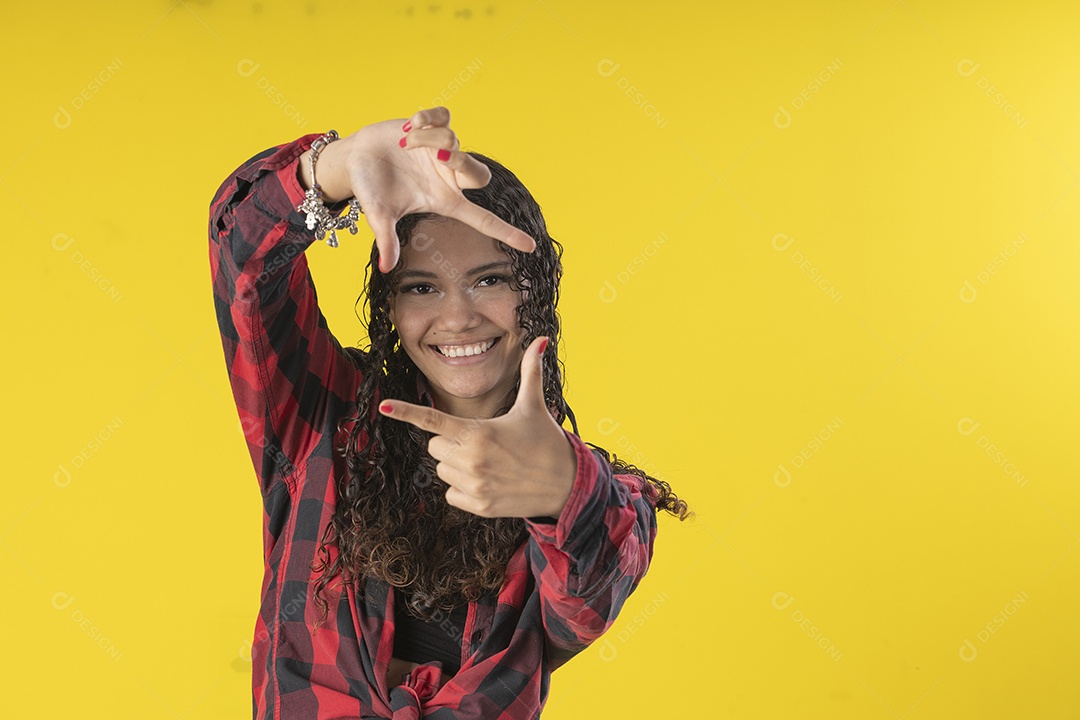 Jovem linda vestida a caráter para festa junina