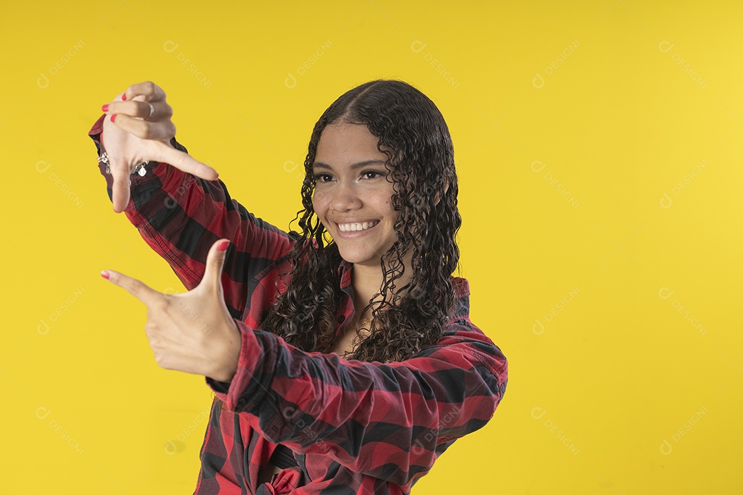 Mulher adulta de 20 anos em traje típico de festa junina