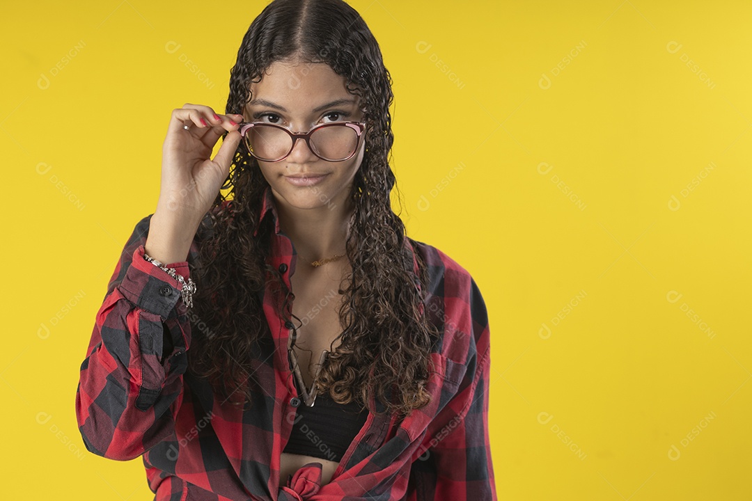 Mulher adulta de 20 anos em traje típico de festa junina