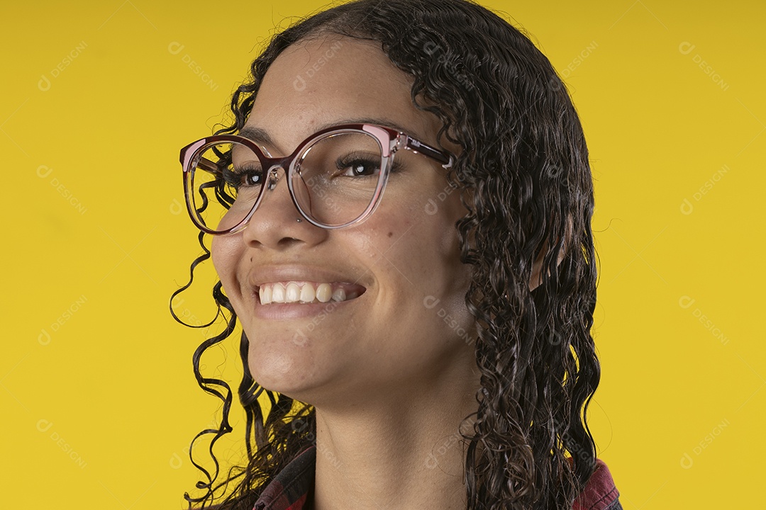 Jovem sorrindo usando óculos com blusa xadrez