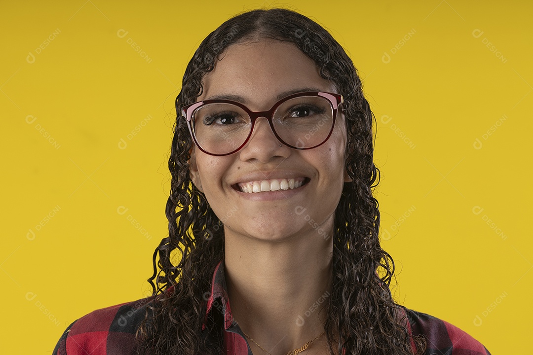 Jovem sorrindo usando óculos