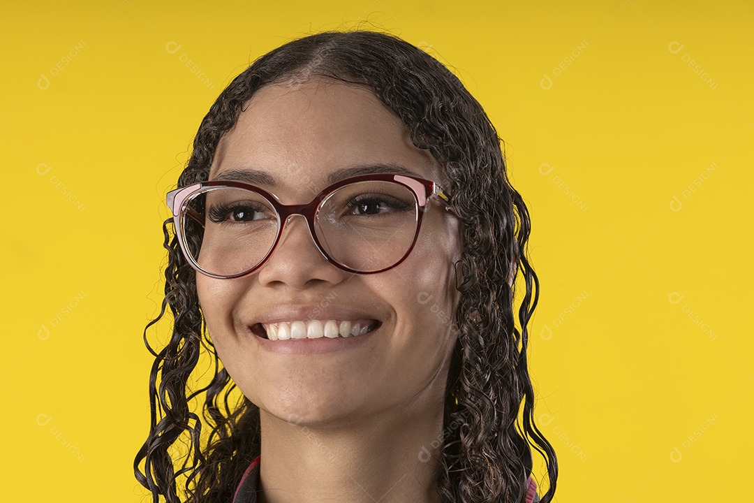 Jovem sorrindo usando óculos