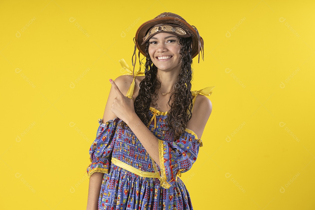 Jovem vestindo fantasia típica de festa junina