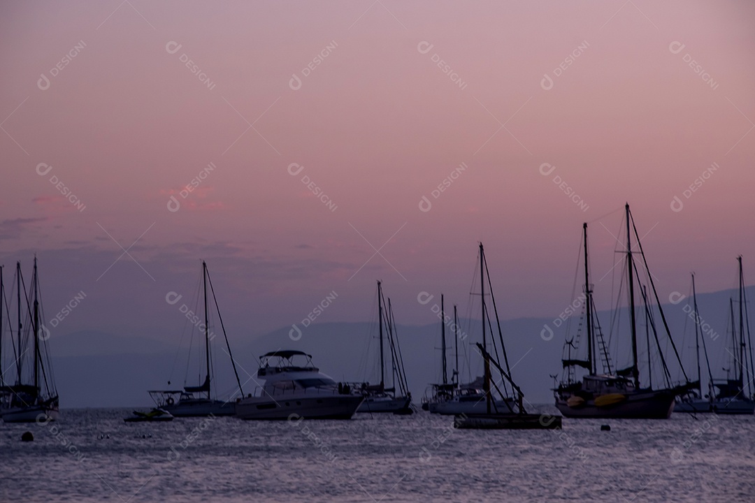 Barcos e lanchas ancoradas no mar