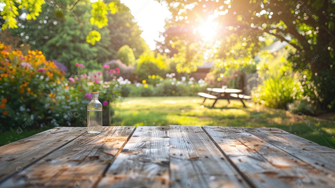 Mesa de madeira no jardim