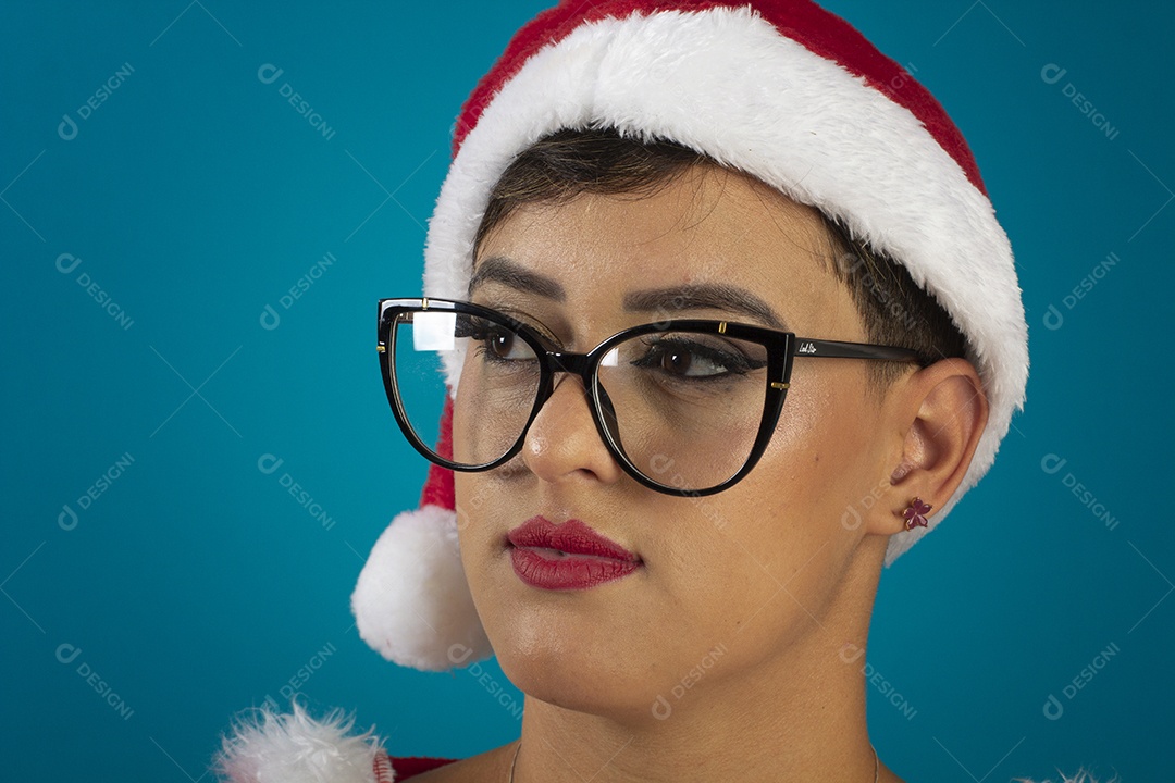 Mulher jovem com roupa de Mamãe Noel e chapéu