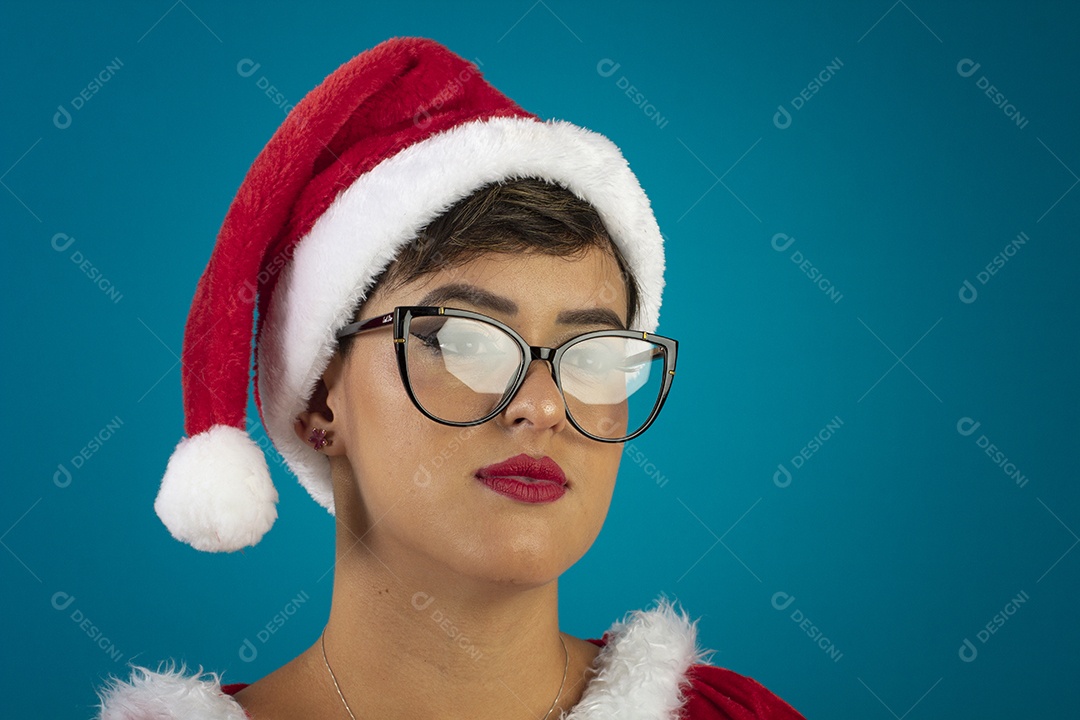 Mulher jovem com roupa de Mamãe Noel e chapéu