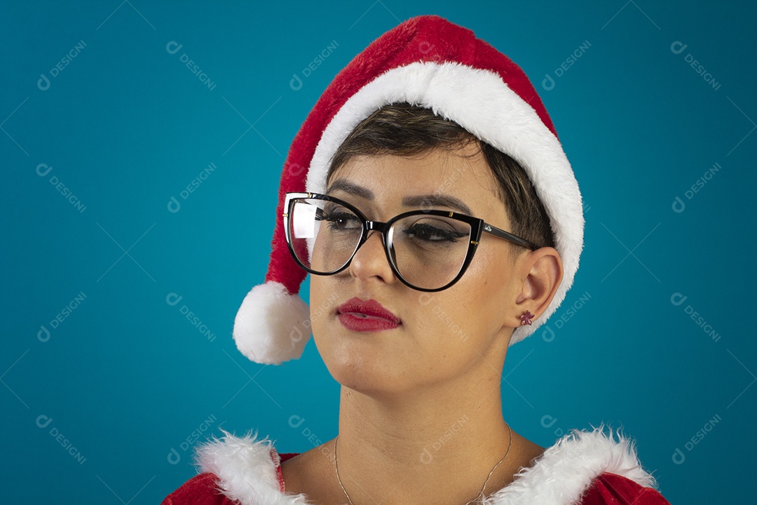 Jovem mulher com roupa de Mamãe Noel e chapéu e usando óculos