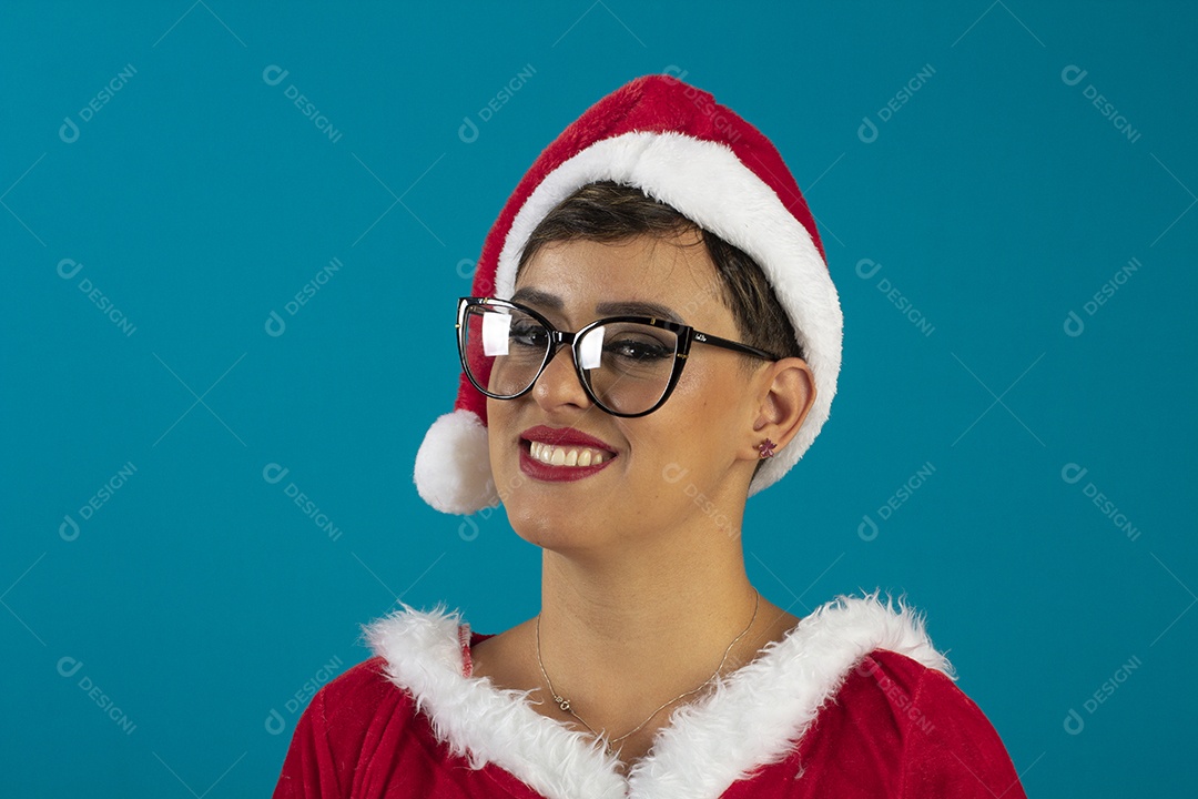 Mulher jovem com roupa de Mamãe Noel e chapéu