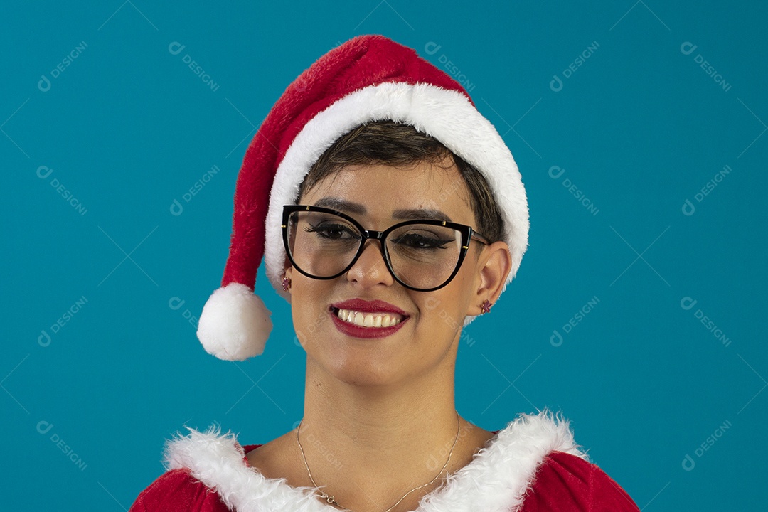 Mulher jovem com roupa de Mamãe Noel e chapéu